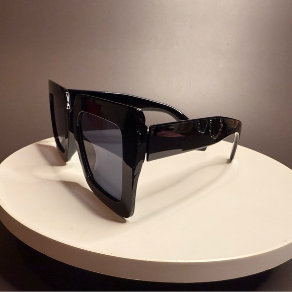 Black and Tan Fashion Sunglasses with Gradient Lenses - Picture 3 of 4